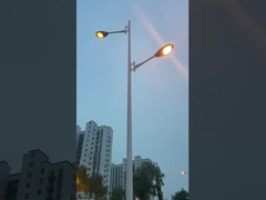 Vredevol. Straatverlichting van zonsondergang tot dageraad.