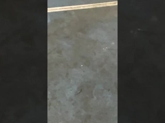 Floodlights verlichten de tafeltennisbaan