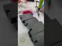 Bijbehoren voor verlichtingsarmaturen bij dagelijkse assemblage - installatie van kabels.