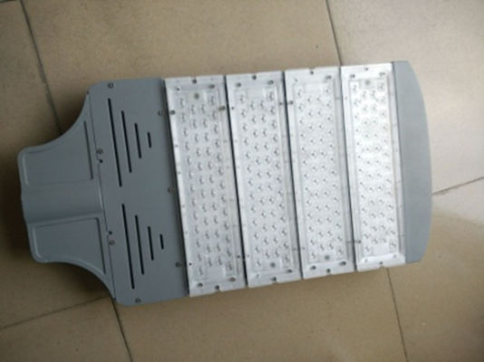 Hoge helderheid IP66 Triple Cree LED Street Light 110W 120W Met 10KV 20KV Overspanningsbescherming Moderne LED straatverlichting
